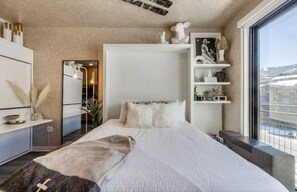 Desk, iron/ironing board, free WiFi, bed sheets - Designer Studio “The Vice Retreat” (Park City)