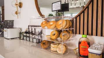 Desayuno para llevar gratuito y diario