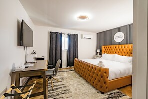 Single King Room | Premium bedding, free WiFi, bed sheets - Chalet 239 (West Dover)