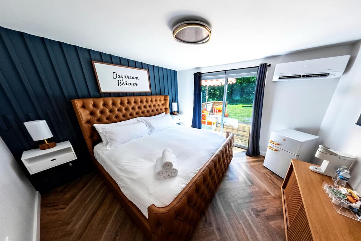 Double or Twin Room - King with Deck | Ropa de cama de alta calidad, wifi gratis, ropa de cama