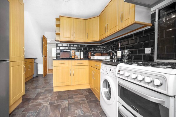 Køleskab, mikrobølgeovn, ovn, kogeplade