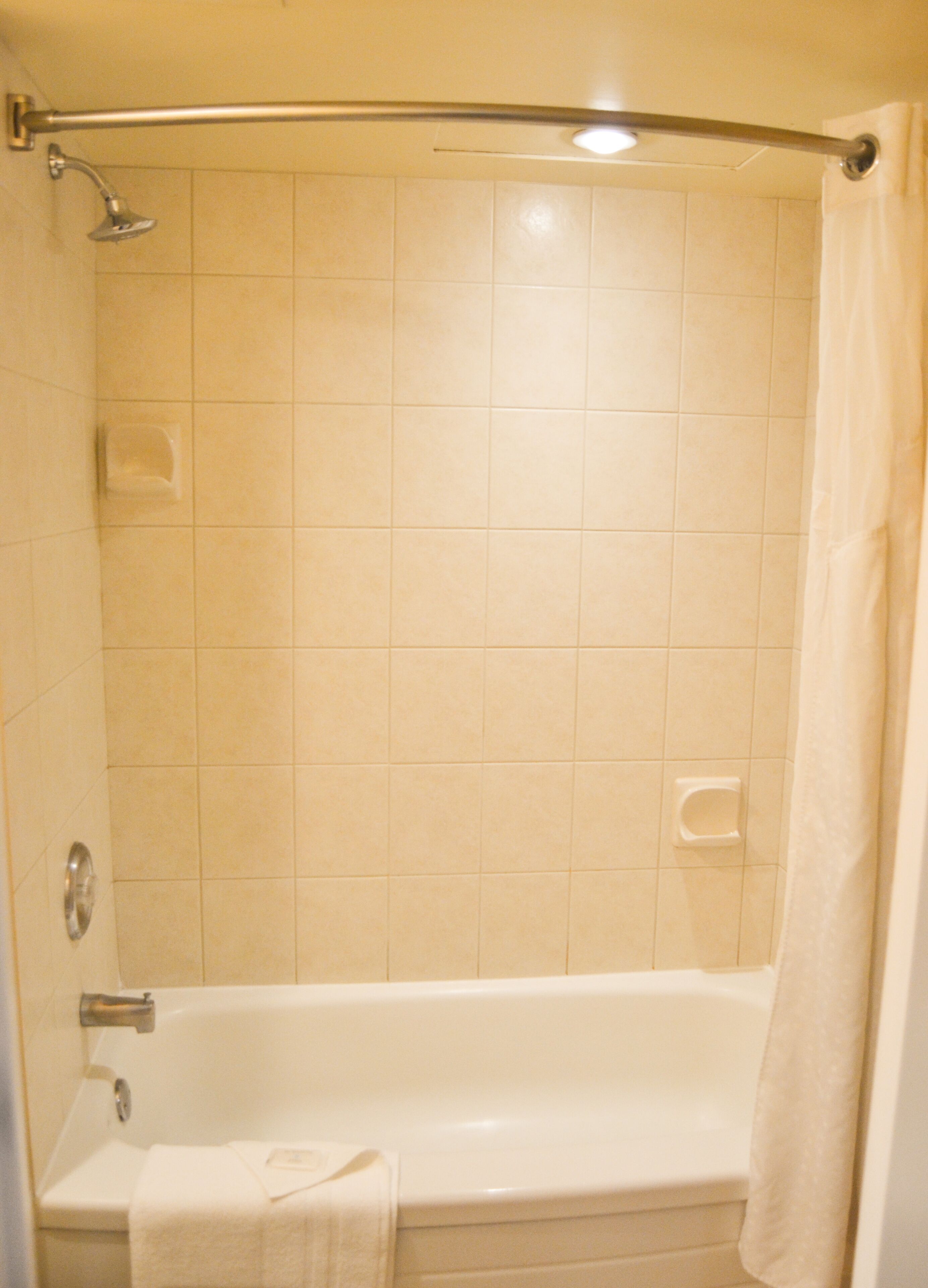 Une salle de bain avec une baignoire, une douche et des toilettes.