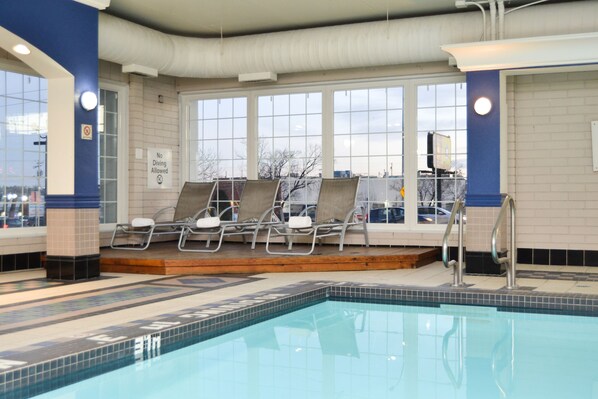 Indoor pool - Amenida Residences (Calgary)