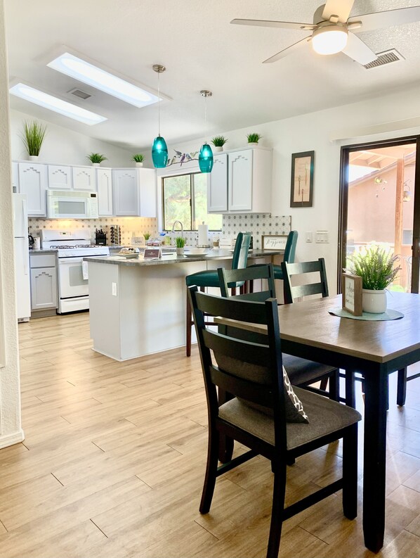 Dining - Sedona EPIC Vortex Zen Home! Just minutes to EVERYTHING! (Sedona)