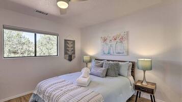 3 chambres, bureau, fer et planche à repasser, lit parapluie