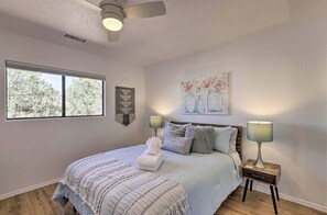 3 bedrooms, desk, iron/ironing board, travel cot - Sedona EPIC Vortex Zen Home! Just minutes to EVERYTHING! (Sedona)