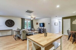 TV - The Carriage House at King's Crossing (Fredericksburg)