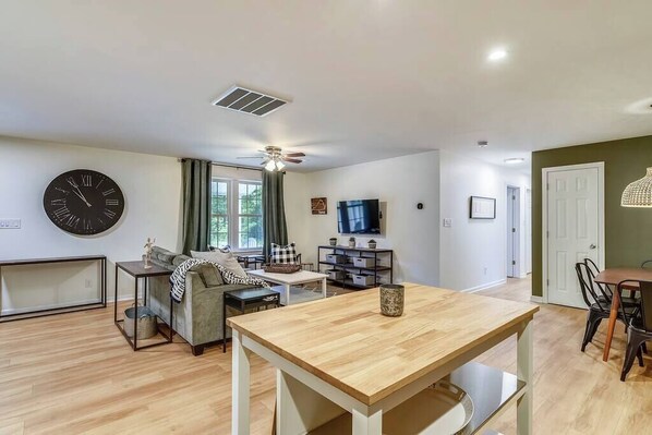 TV - The Carriage House at King's Crossing (Fredericksburg)