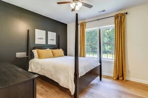 3 bedrooms, iron/ironing board, travel cot, WiFi - The Carriage House at King's Crossing (Fredericksburg)