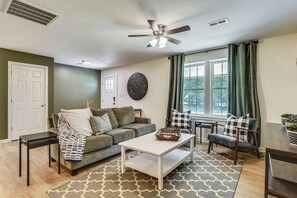 TV - The Carriage House at King's Crossing (Fredericksburg)