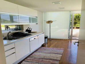 Jääkaappi, uuni, liesi, astianpesukone