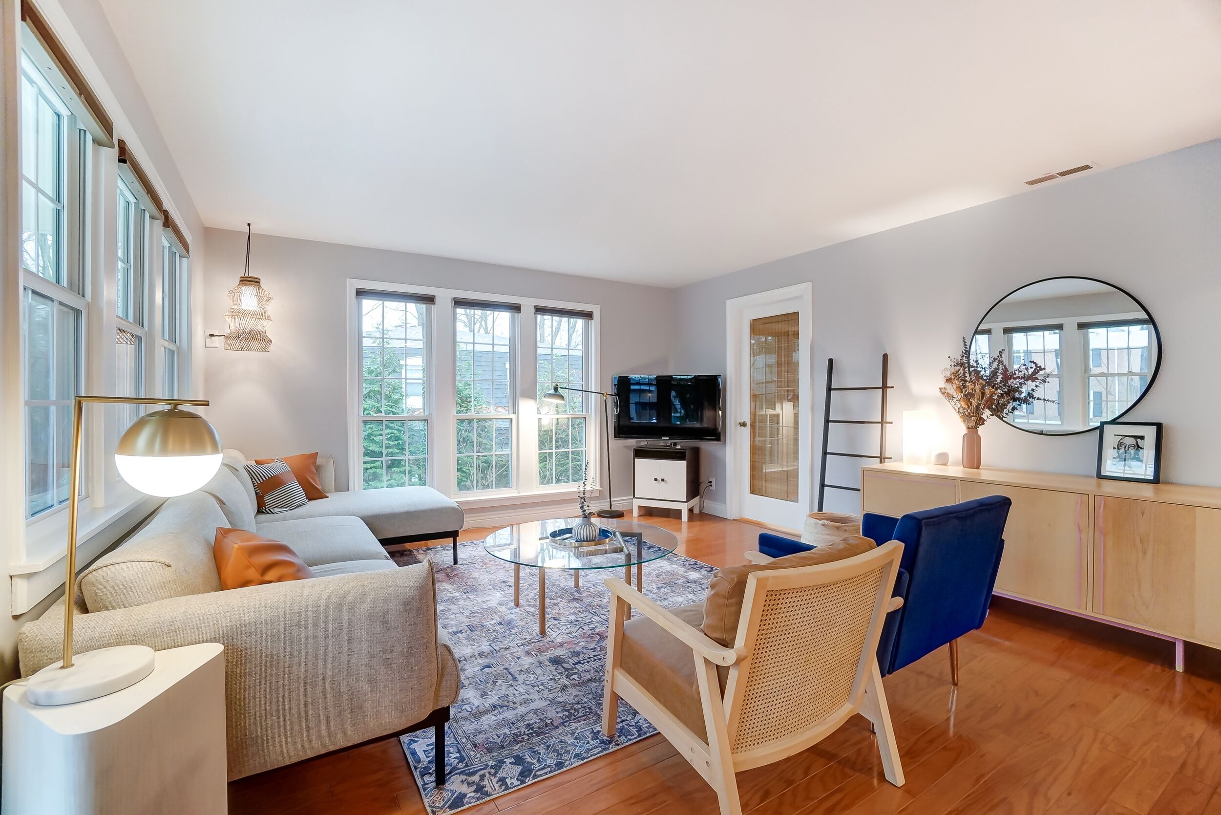10 minutes to Downtown! Large urban cottage in the woods w/ study in Mt Lookout