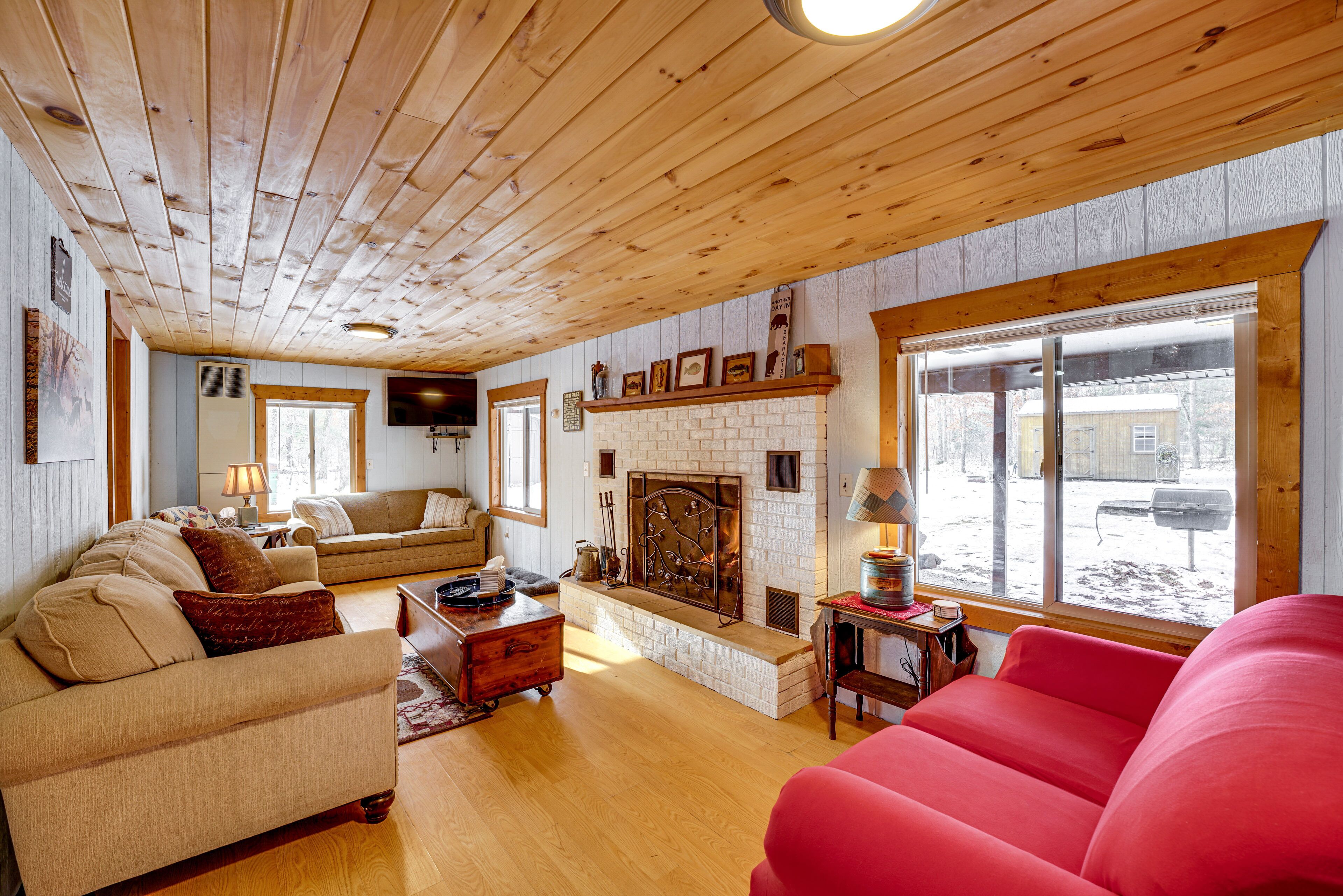 Pet-Friendly Irons Cottage ~ 4 Mi to Sand Lake!