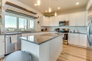 Fridge, microwave, stovetop, dishwasher