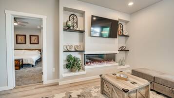 Televisión, chimenea, futbolito y tenis de mesa