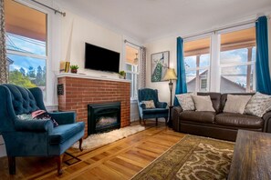 Smart TV, fireplace, books, stereo - The Golden Parlor- Historic Victorian, Hot Tub (Grass Valley)
