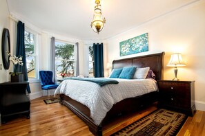 3 makuuhuonetta, työpöytä, silitysrauta/-lauta, vauvan matkasänky