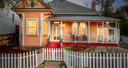 The Golden Parlor- Historic Victorian, Hot Tub