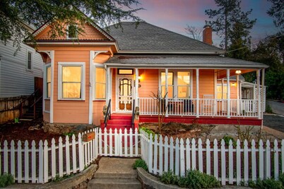 The Golden Parlor- Historic Victorian, Hot Tub