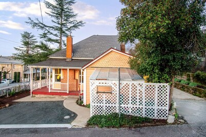 The Golden Parlor- Historic Victorian, Hot Tub