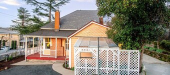The Golden Parlor- Historic Victorian, Hot Tub
