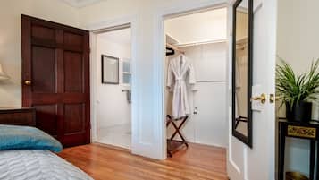 3 bedrooms, desk, iron/ironing board, travel crib