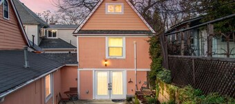 The Carriage House- Chic Treetop Loft & Hotub