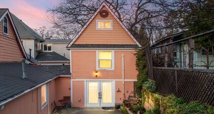 The Carriage House- Chic Treetop Loft & Hotub