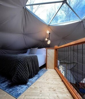 2 bedrooms, iron/ironing board, travel cot, free WiFi - Secluded Geodome with Heat & Air, Bath & Kitchen! 10 Min to West Jefferson! (West Jefferson)
