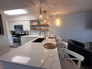 冷蔵庫、電子レンジ、オーブン、コンロ