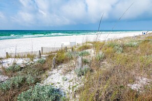 Beach nearby - Renovated - Balcony Beachview-great location (Santa Rosa Beach)
