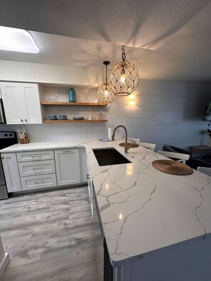 ثلاجة، ميكروويف، فرن، موقد طهي مسطح