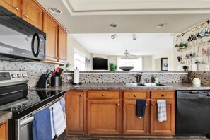 Fridge, microwave, oven, stovetop - Entire Home in the Bluegrass (Lexington)