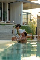 Una piscina al aire libre, camas de piscina gratis, sombrillas