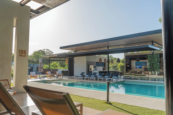 Ulkouima-allas avoinna 9.00–20.00, ilmaisia cabañoita, aurinkovarjoja