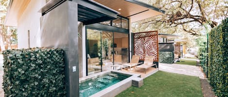 Romantic Suite | Egyptian cotton sheets, premium bedding, down comforters, pillowtop beds