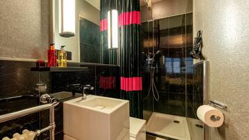 Haartrockner, Handtücher, Seife, Shampoo