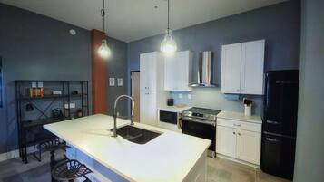 Réfrigérateur, micro-ondes, four, plaque de cuisson