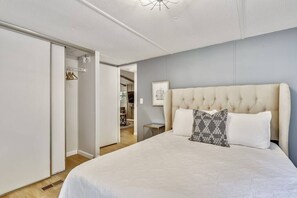 3 bedrooms, iron/ironing board, travel cot, Internet - The Farmer's Cottage at Kings Crossing (Fredericksburg)