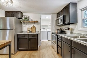 Fridge, microwave, oven, stovetop - The Farmer's Cottage at Kings Crossing (Fredericksburg)