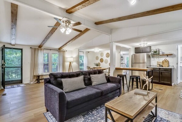 Living area - The Farmer's Cottage at Kings Crossing (Fredericksburg)