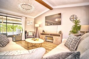 TV - 4720 NW 16th Pl · Rare & Spacious Oasis w/Pool (Gainesville)