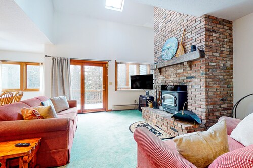 2-story mountain condo w/ private deck, close to resort, jetted tub, w/d, wifi