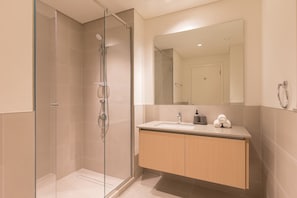 3 bedrooms, premium bedding, desk, soundproofing - Creek Beach Roomy 3BR with terrace (Dubai)