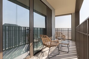 3 bedrooms, premium bedding, desk, soundproofing - Creek Beach Roomy 3BR with terrace (Dubai)