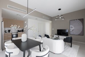 3 bedrooms, premium bedding, desk, soundproofing - Creek Beach Roomy 3BR with terrace (Dubai)