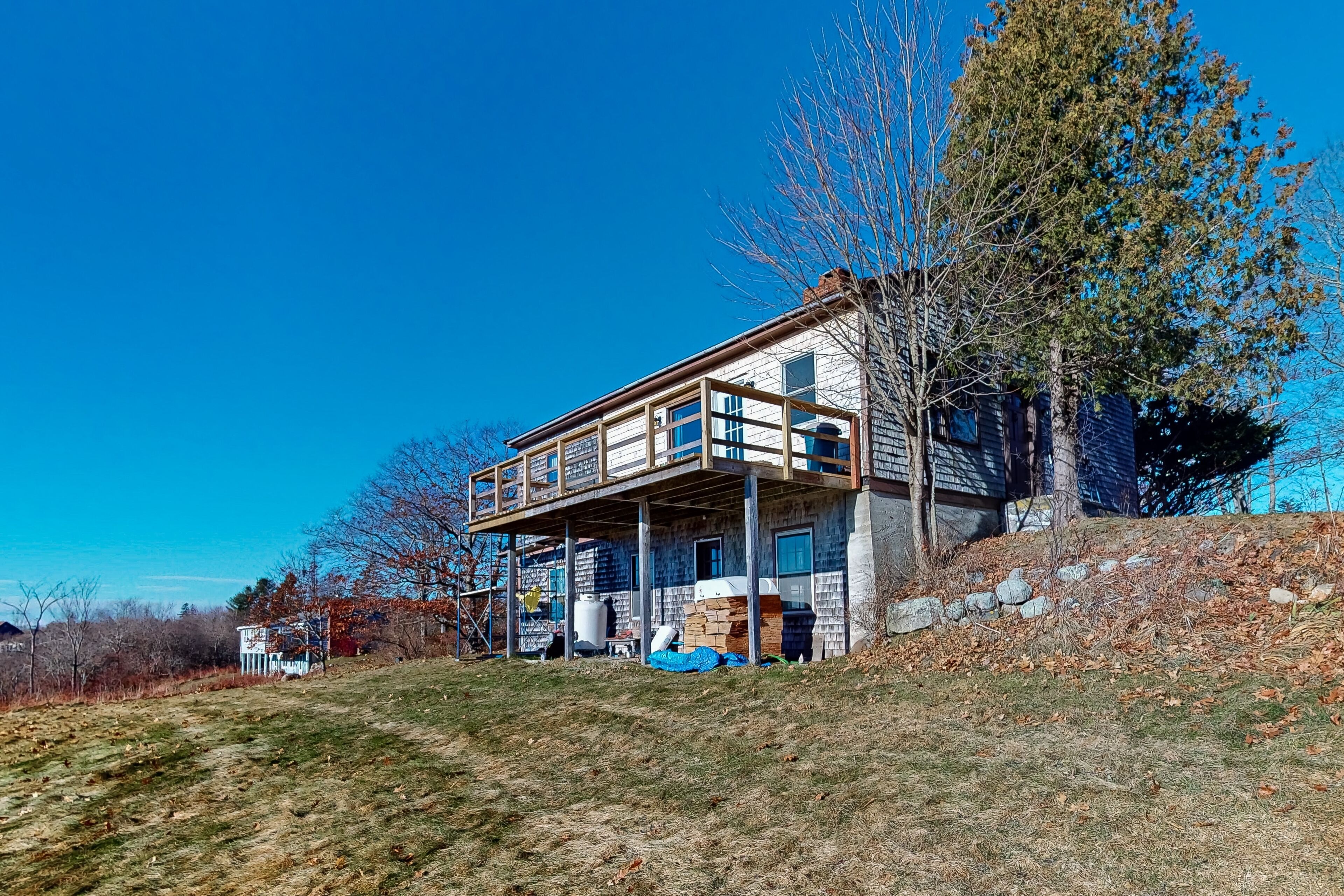 Peaceful & sunlit waterfront cottage with large deck & great views - near parks