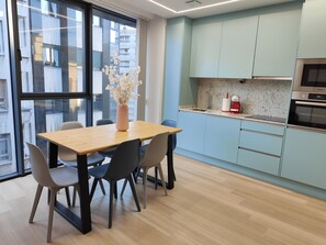 Frigorífico, microondas, horno y placa de cocina