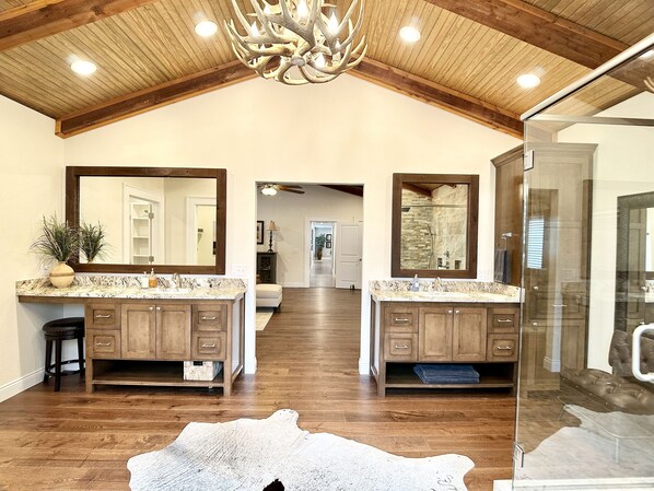 Interior - MINE CREEK RETREAT LUXURIOUS COMFORT - 3BR - 2.5BA (Nashville)