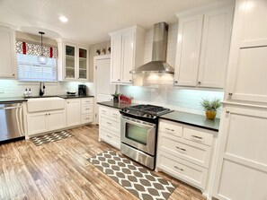 Fridge, microwave, oven, stovetop - MINE CREEK RETREAT LUXURIOUS COMFORT - 3BR - 2.5BA (Nashville)